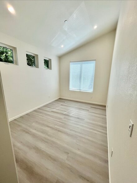 Master Bedroom - 625 Craig Ave