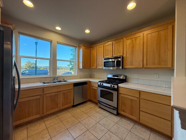 Building Photo - Bright and Spacious 4-Bed, 3-Bath Home in ...
