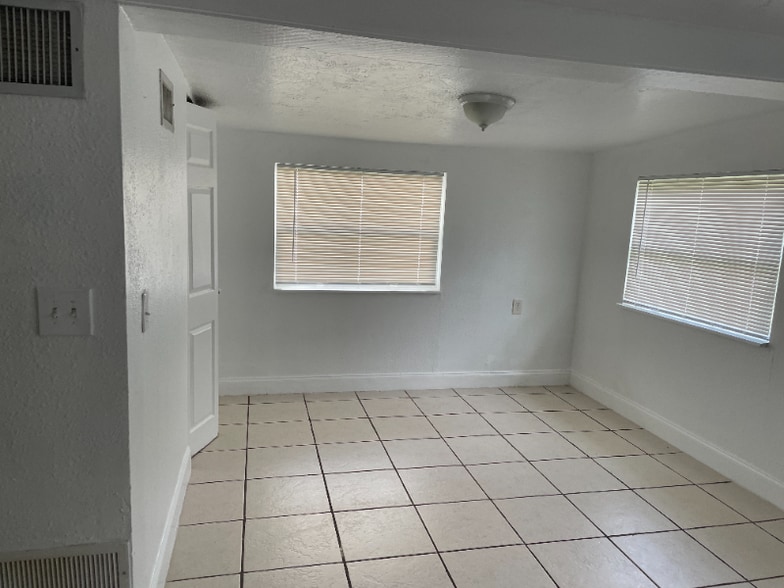 Building Photo - 5767 Lakeville Rd