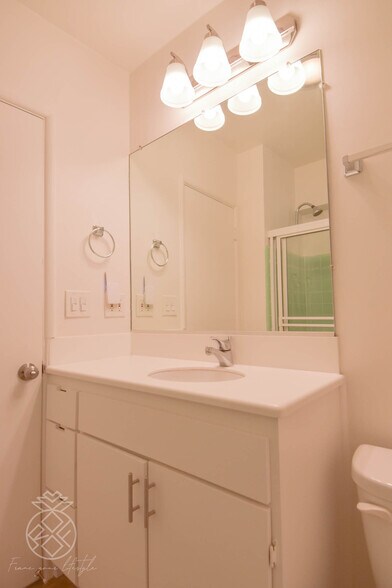Building Photo - 2262 Fox Hills Dr