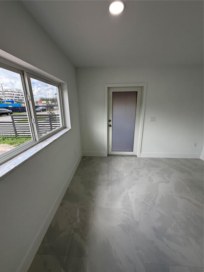 Building Photo - 841 W 50th St