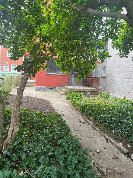 Building Photo - 2206 Sarah St