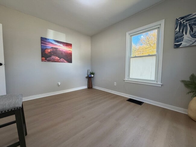 Building Photo - Remodeled 3 bed, 1 bath home for rent in E...
