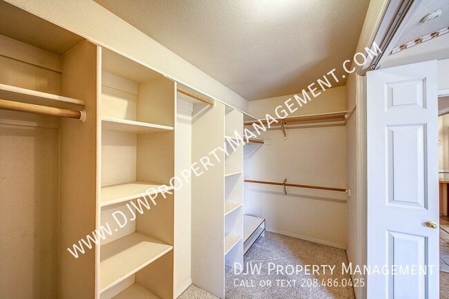 Building Photo - 3075 N Thames Ave