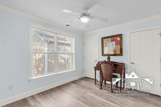 Building Photo - Charming Townhouse Near the Heart of Charleston – Comfort & Convenience in One!