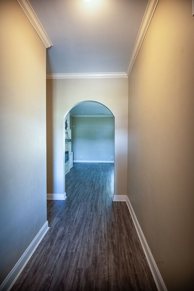 Building Photo - Beautiful home available from May 5!