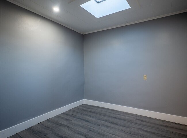 Building Photo - Spacious 1-Bedroom Apartment with Parking & Shared Yard - Midtown Kingston