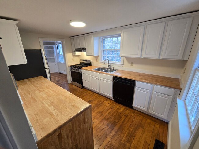 Building Photo - 5 Hillside Ave