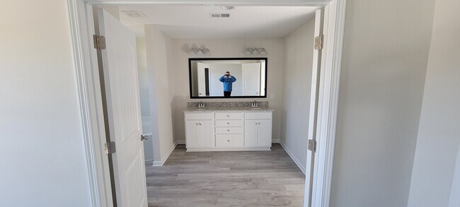 Building Photo - Brand new 5 bed room home in Chapin