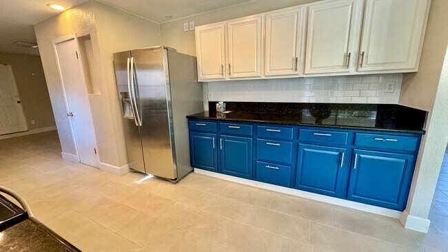 Building Photo - Gorgeous, renovated 4-bedroom home central...