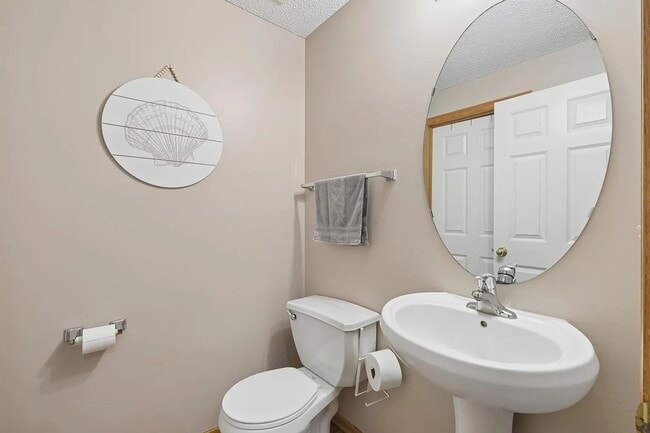 Building Photo - Quiet 2 bedroom with study area.