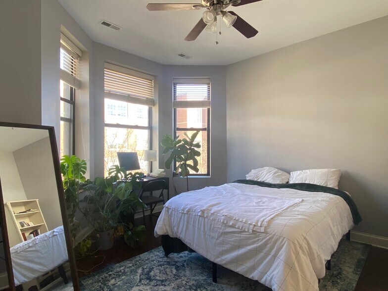 Building Photo - 1312 N Claremont Ave