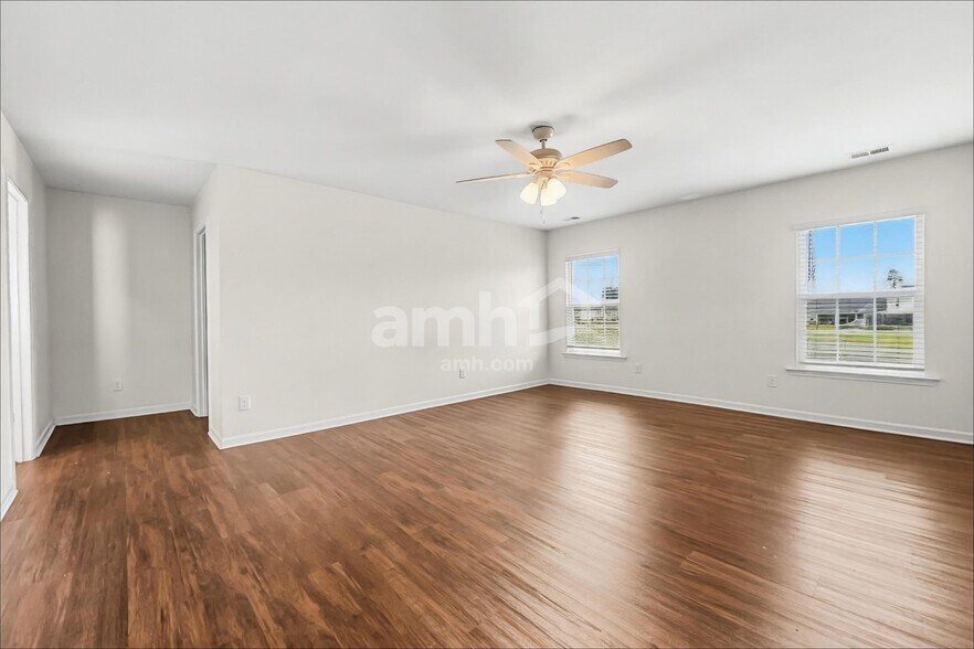 Building Photo - 518 Bush Dr
