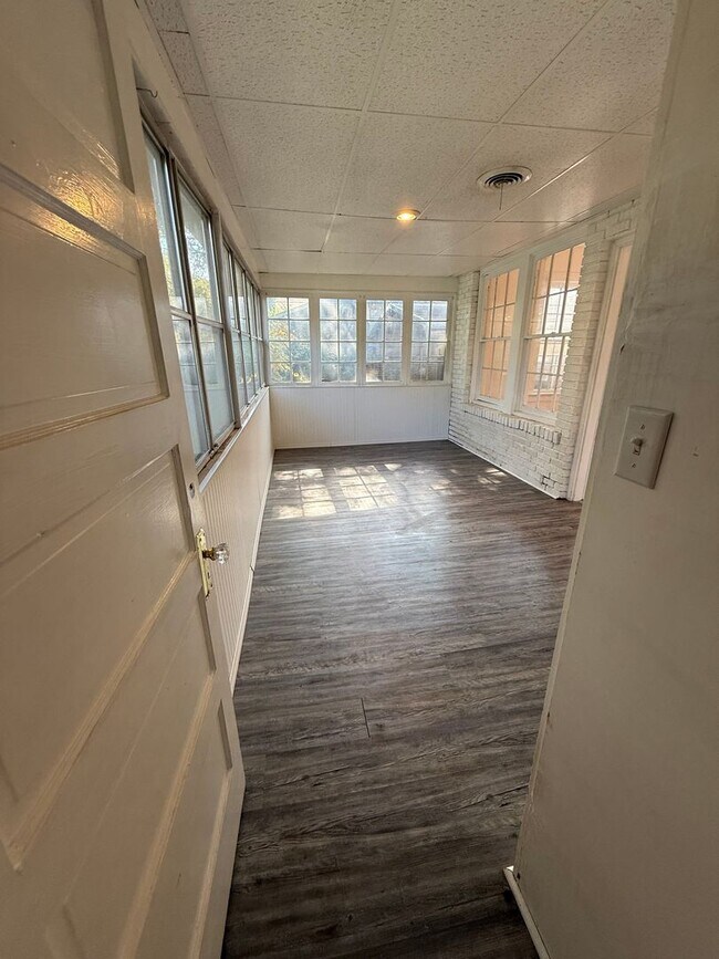 Building Photo - 905 S 23rd St