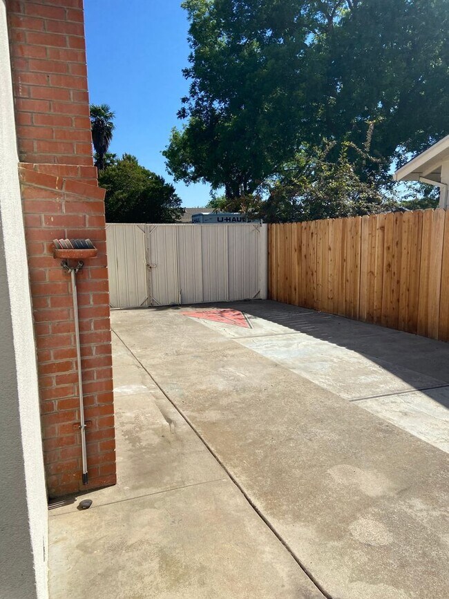 Building Photo - 1605 Jacquelyn Way
