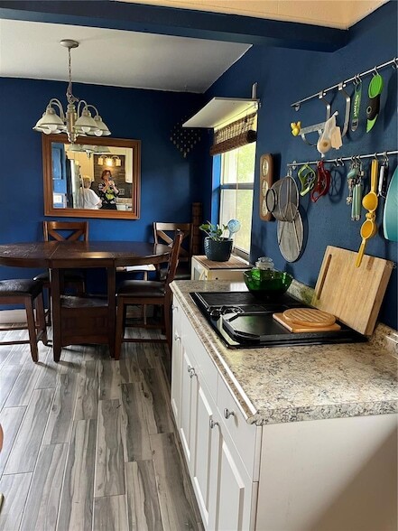 Building Photo - 302 Andover Pl S