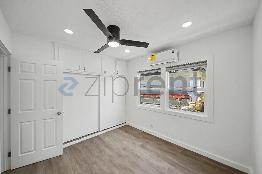 Building Photo - Unit