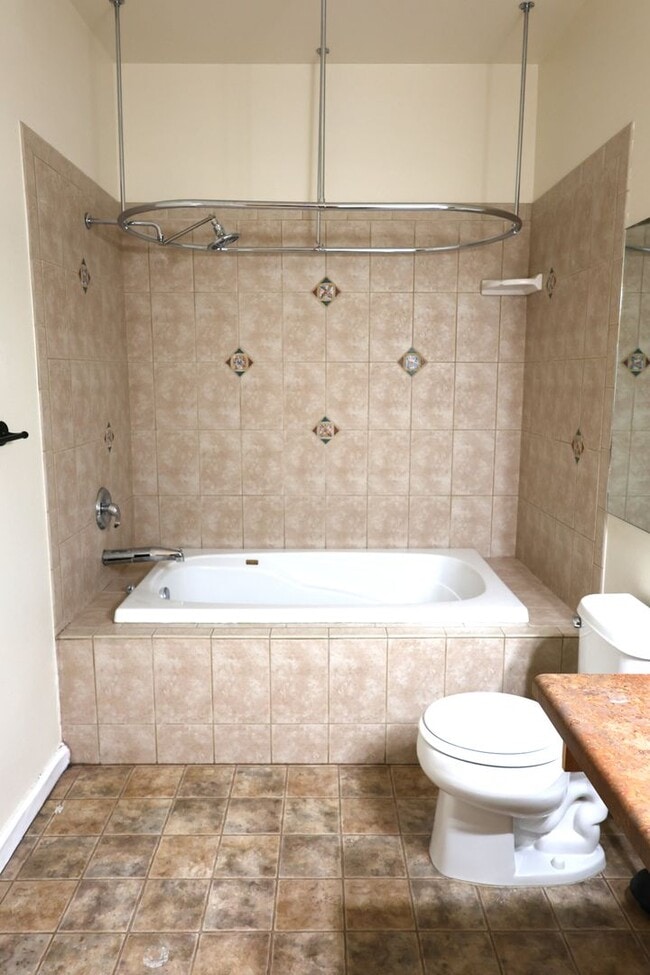 Building Photo - CUTE, CUTE, CUTE 3 BDRM TOWNHOME WITH GAS FIREPLACE!