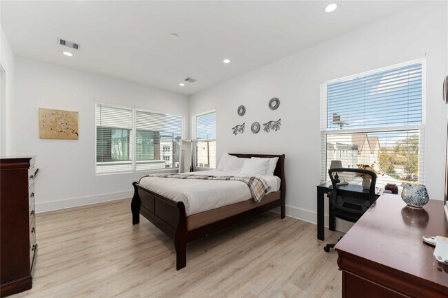 Building Photo - 3410 Baer St