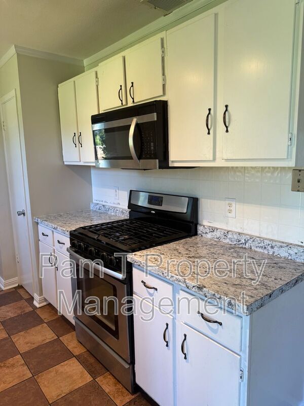 Building Photo - 211 Holiday Dr
