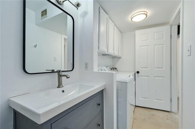 Building Photo - 1502 Bridgeway Dr