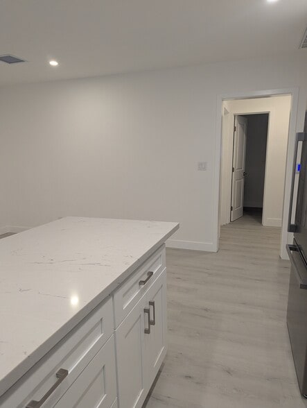 Building Photo - 1906 N Hollywood Way