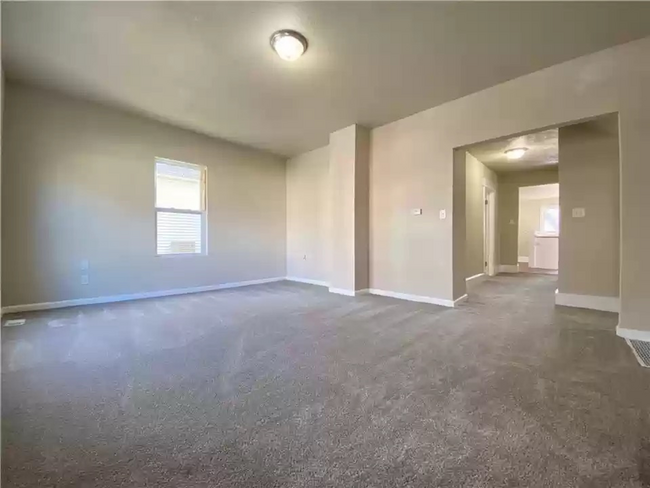 Building Photo - Stunning 4 Bed Home West of Drake