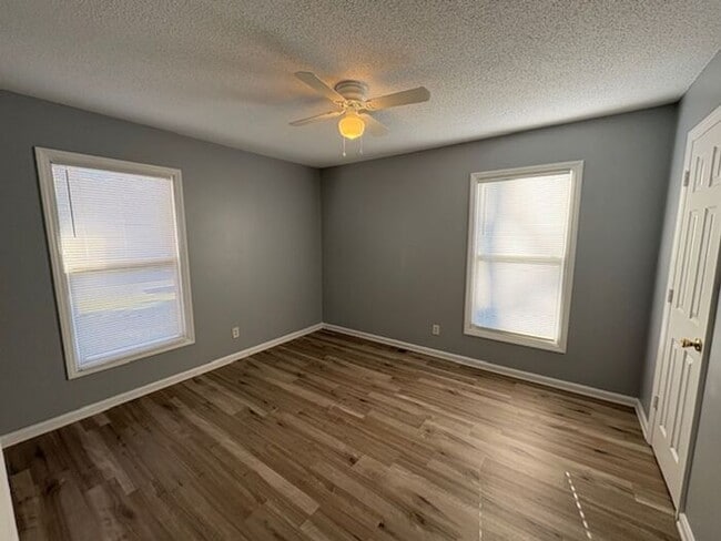 Building Photo - Recently Updated 3 Bedroom 1 Bath Home in ...