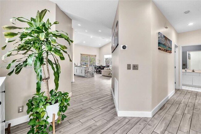 Building Photo - 8520 Vía Romana