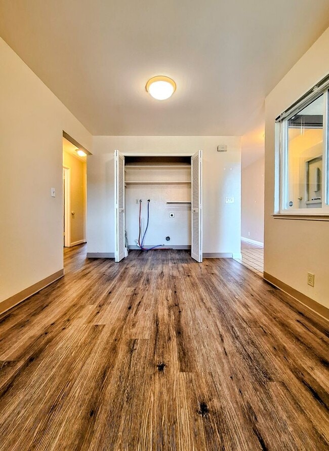 Building Photo - Charming 2bd Duplex With Private Yard & Garage