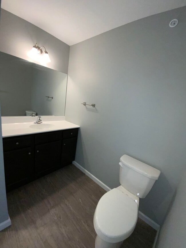 Building Photo - 200 Larkspur Ln