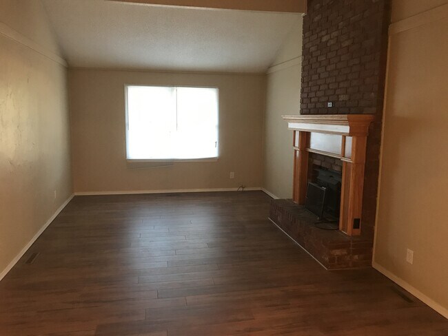 Building Photo - 3 Bedroom 2 Bathroom across from Kickapoo High School $1,495!