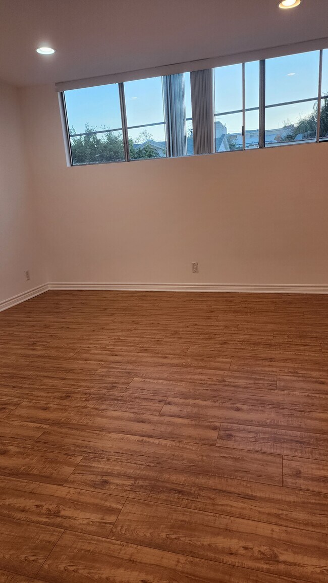 Bedroom - 303 N Swall Dr