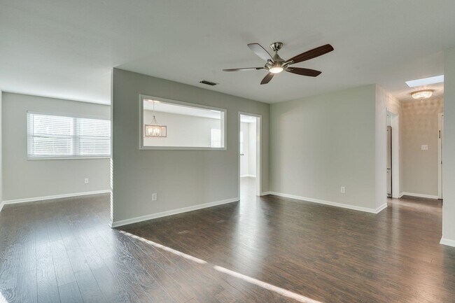 Building Photo - 1230 Hemlock St