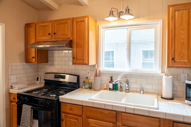 Building Photo - Peaceful Cottage Home w/ 3B2B