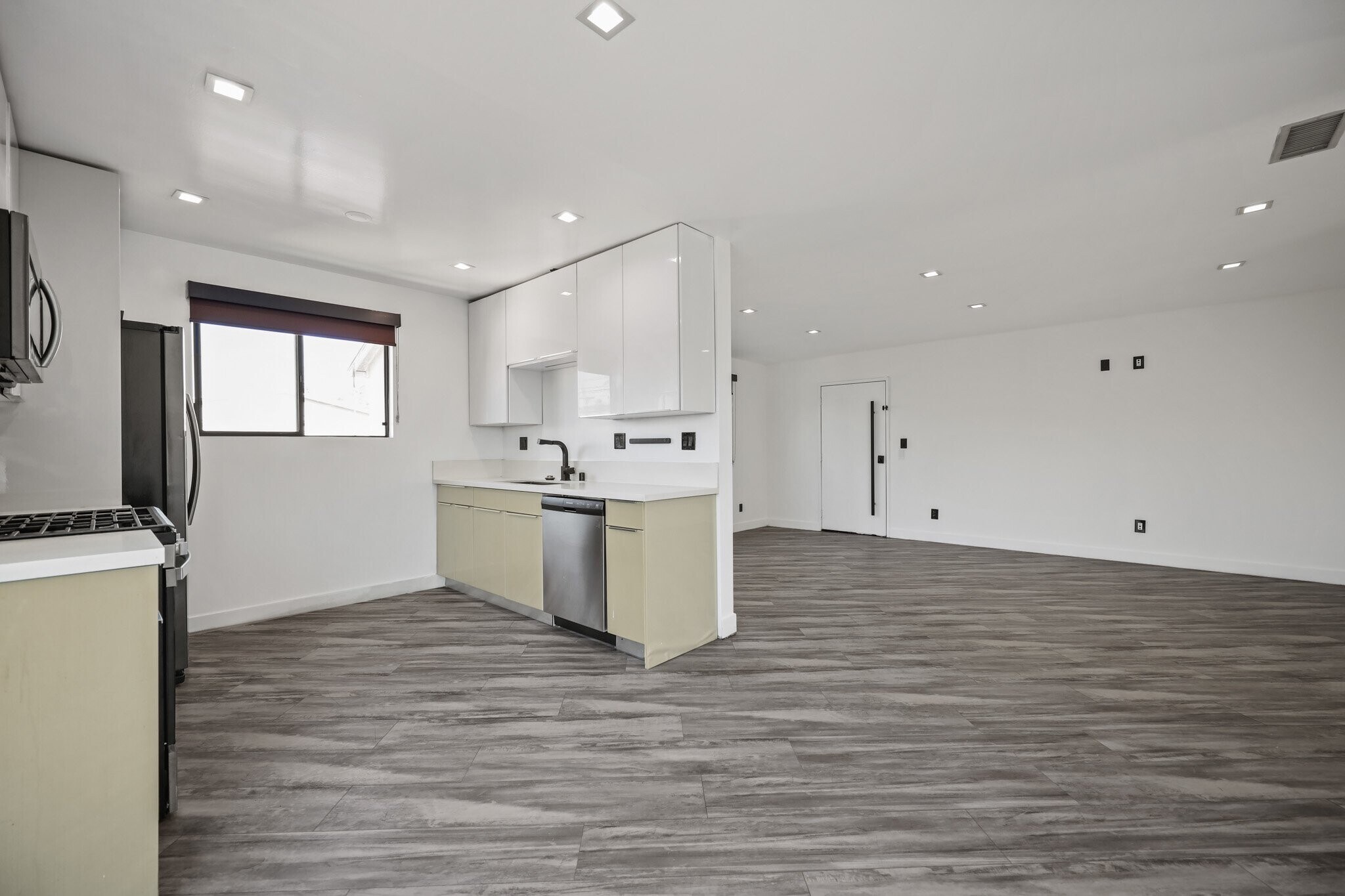 Building Photo - 955 N Oxford Ave