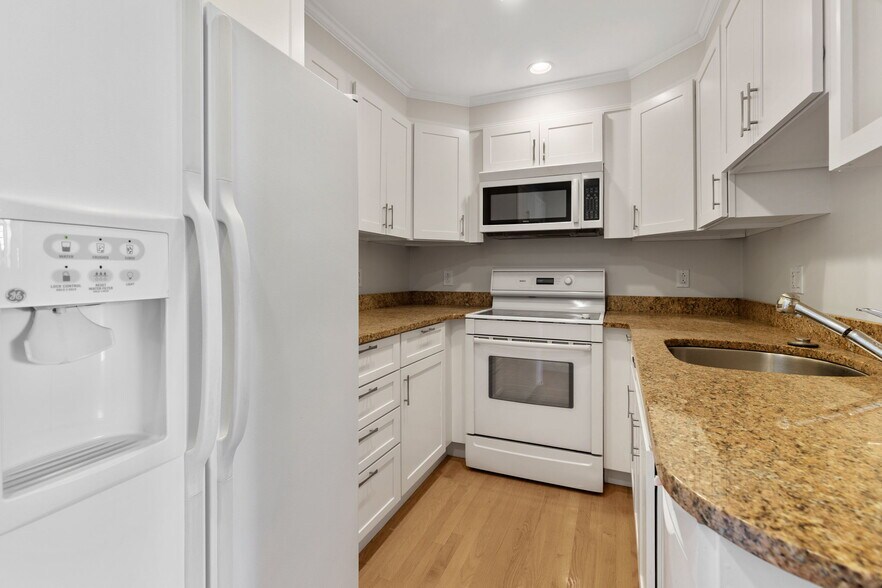 Building Photo - 122 Beacon St