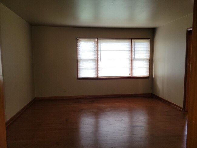 Building Photo - "Spacious 3-Bed Haven with Hardwood Floors in Huntsville – 2115 Sq Ft of Comfort!"