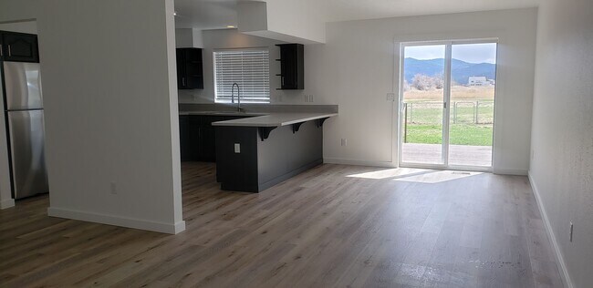 Building Photo - Beautiful Home with Large Yard, Privacy & ...