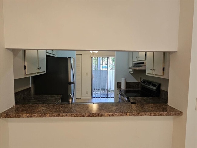 Building Photo - 5583 Courtyard Dr