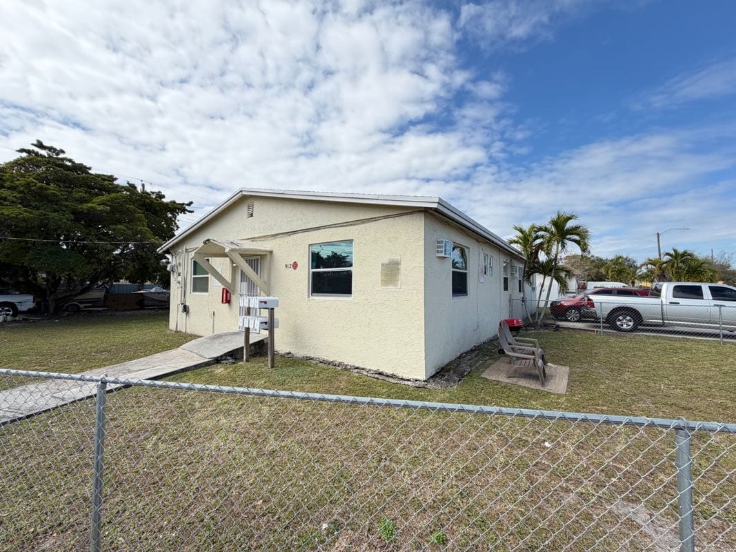 Building Photo - 912 NW 9th Ave