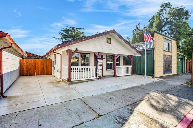 Building Photo - Experience residential luxury living only 2 blocks from the heart of downtown Livermore!!