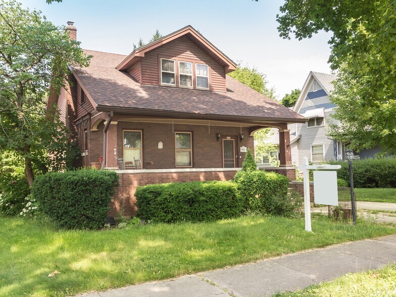 Primary Photo - 830 Bellevue Ave