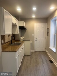 Building Photo - 1705 N Mount St