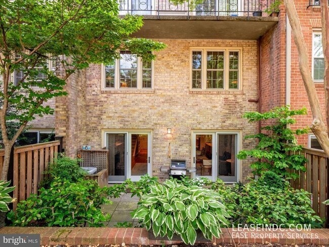 Building Photo - 1602 Beekman Pl NW