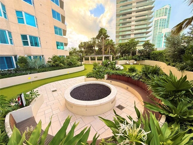 Building Photo - 300 South Pointe Dr