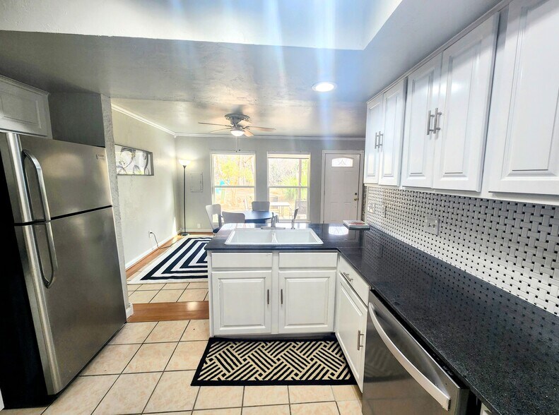 Building Photo - 4716 Hemlock Cir