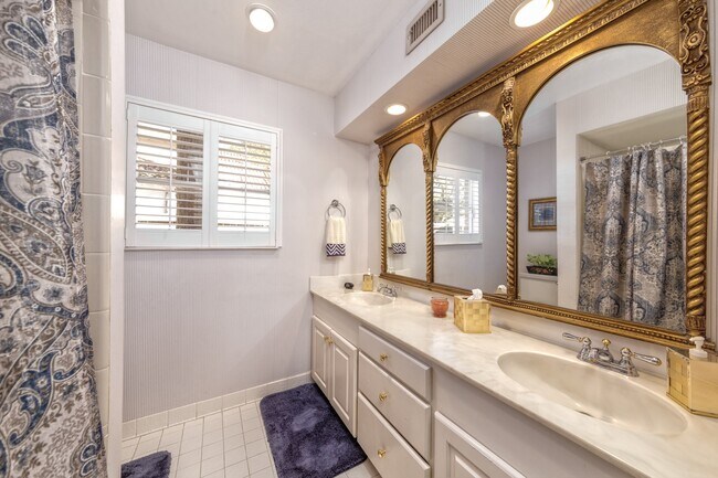 Building Photo - 11407 S Chestwood Dr