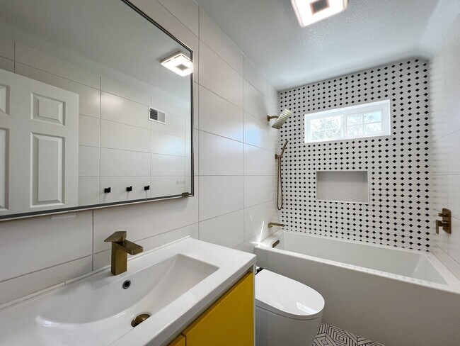 Building Photo - Beautifully Updated 3-Bedroom Home + Bonus Room with Private Backyard Retreat