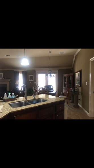 Building Photo - 2555 N Trafalger Dr